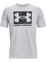 Remera color arena de Under Armour, con logo de la marca estampado en el pecho con patrón de camuflaje.