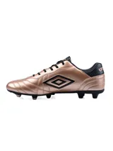Championes de fútbol Umbro Touch FG, color blanco con detalles en naranja.