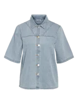 Camisa de denim celeste con cuello clásico, mangas cortas y cierre con botones.