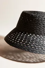Sombrero de paja de papel trenzada color negro, con ala inclinada ancha y cinta antitranspirante de grosgrain.