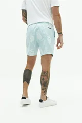 Short de baño con estampado a rayas verticales en tonos celeste y blanco, con cintura elástica ajustable con cordón, dos bolsillos laterales y uno trasero.