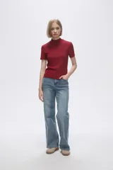 Remera blanca de viscosa con cuello alto y manga corta.
