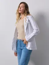 Blazer blanco de lino y rayón, marca Zac & Rachel. Tiene cuello con solapa, abertura central con botón, bolsillos delanteros y corte clásico.