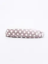 Pantuflas tipo ballerina con estampado de cebra en tonos rosa y blanco, con interior de felpa blanca.