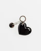 Llavero en forma de corazón, hecho de cuero charol color negro con cadena metálica.