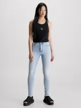 Pantalones de jean celeste de tiro alto y corte skinny.