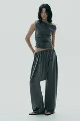 Pantalón celeste de tiro bajo con cintura elástica y corte amplio.