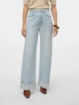 Pantalón jean celeste claro, de corte wide leg, tiro alto y largo extra. Confeccionado en denim de sarga con mezcla de algodón y elastano. Diseño clásico de cinco bolsillos con cierre de botón y cremallera.