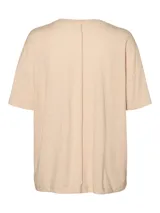 Remera beige de corte oversize, manga corta y cuello redondo.