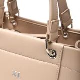 Cartera estructurada mediana color beige claro (hueso) de material símil cuero (PU) con forrería textil. Presenta doble manija fija, correa larga regulable y desmontable, solapa frontal con botón imantado y cierre superior con cremallera metálica.