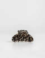 Broche de acrílico con diseño de animal print.
