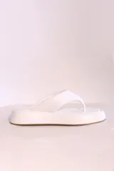 Sandalias negras de cuero sintético con plataforma y diseño de tanga.