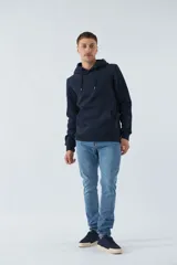 Buzo canguro blanco de algodón y poliéster con capucha, bolsillo delantero y logo bordado.