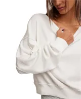 Buzo blanco de tejido térmico de algodón con textura. Tiene escote redondo ancho, mangas dolman caídas con puños elastizados, costuras expuestas y dobladillo con banda.