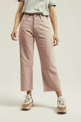 Pantalón de jean color rosa, corte cropped, tiro alto y terminación desflecada.