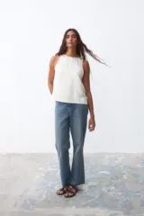 Musculosa color crudo de satén, con cuello redondo y sisas amplias.