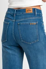 Pantalón de jean azul de corte wide leg y tiro medio.