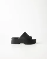 Suecos de goma color negro, con plataforma de 4,5 cm.