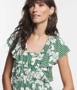 Vestido midi de viscolino con estampado de flores blancas y rayas verticales verdes. Tiene escote en V, mangas cortas amplias y cintura elástica.