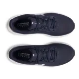 Championes de running Under Armour Charged Pursuit 4, color azul marino con logo blanco. Capellada de malla transpirable y entresuela Charged Cushioning para mayor amortiguación.
