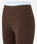 Conjunto deportivo color marrón chocolate, compuesto por un top con breteles finos y calzas largas de tiro alto.