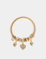 Pulsera elástica dorada con dijes de metal y strass.