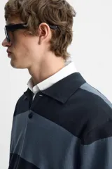 Polo relaxed fit de punto tejido en hilatura de algodón. Cuello solapa con cierre frontal de botonadura. Manga larga. Acabados en rib.