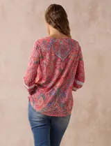 Blusa estampada marca Ruby Rd, de corte clásico, con cuello redondo y escote en V con aplique metálico. Mangas 3/4 con aplique de crochet.
