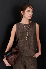 Musculosa azul con textura, de corte recto y cuello redondo.