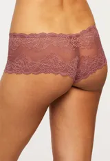 Conjunto de lencería de encaje color borgoña, compuesto por un corpiño con aro y un panty tipo boyshort.