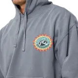 Buzo canguro gris con capucha y bolsillo canguro frontal. Presenta un parche circular estampado con motivos de sol y olas en tonos naranja, amarillo, turquesa y negro en el pecho.