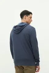 Campera verde militar de felpa con capucha ajustable y cierre frontal. Tiene un pequeño logo estampado en el pecho.