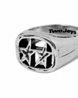 Anillo plateado con forma de sello, con el logo de TwoJeys troquelado y bordes redondeados con detalles hechos a mano y de sensación vintage.
