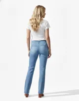 Jean elastizado celeste, de tiro medio y pierna recta.