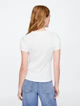 Remera negra de rib con cuello redondo y mangas cortas.