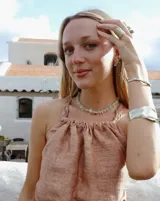 Collar regulable de bronce macizo con cuentas de piedra natural de cuarzo lima y jaspe rojo, y un dije central de labradorita.