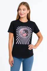 Remera azul marino con estampado de la palabra "Hope" en letras de diferentes colores y una flor amarilla.