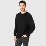 Sweater de punto negro con cuello redondo y manga larga. Presenta un bolsillo con cierre en la manga izquierda.