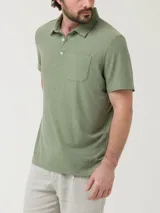 Remera polo azul jaspeado con bolsillo en el pecho y botones en el cuello. Confeccionada con fibras recicladas y spandex con tecnología Natural Flex.
