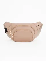 Riñonera color beige con tres compartimentos con cierre dorado y correa ajustable.