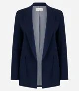 Blazer largo color beige confeccionado en viscosa y lino, con cuello solapa, bolsillos y forro estampado a rayas.