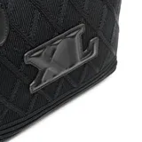 Cartera tipo tote bag color negro, con diseño tejido formando rombos y logo XL Extra Large al frente en símil cuero. Tiene acceso con cierre, un bolsillo interno con cierre y otro abierto. Incluye correa regulable y herrajes color bronce.