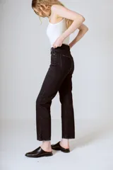 Pantalón de jean negro de tiro alto y corte recto.