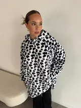 Canguro oversize con capucha, de tela suave con estampado animal print en tonos azul, negro y blanco.