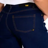 Pantalón de jean celeste de pierna ancha con roturas en ambas rodillas.