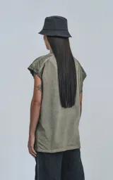 Remera verde oliva de manga corta con recortes en delantero y mangas con efecto gastado, confeccionada en algodón y calce oversize.