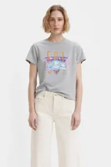 Remera gris de algodón con cuello redondo y estampado frontal con el logo de Levi's y el número 501 en colores azul, naranja y rosa.