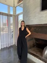Conjunto negro de chaleco con botones y pantalón palazzo de tiro alto.