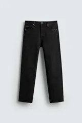 Pantalón de jean negro de corte recto, con cinco bolsillos, efecto lavado y cierre frontal con botones.