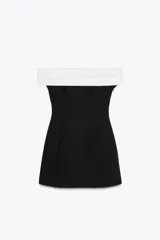 Minivestido negro con escote recto y hombros descubiertos. Presenta una banda superior blanca con frunces.